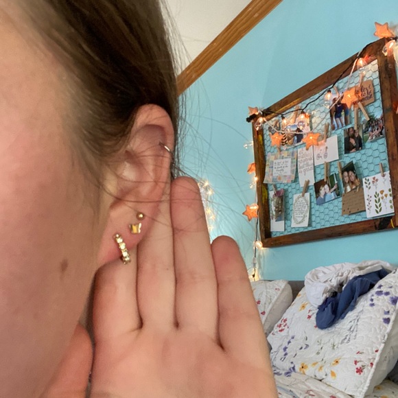 🌸small gold hoops with jewels and star detailing - Picture 2 of 4